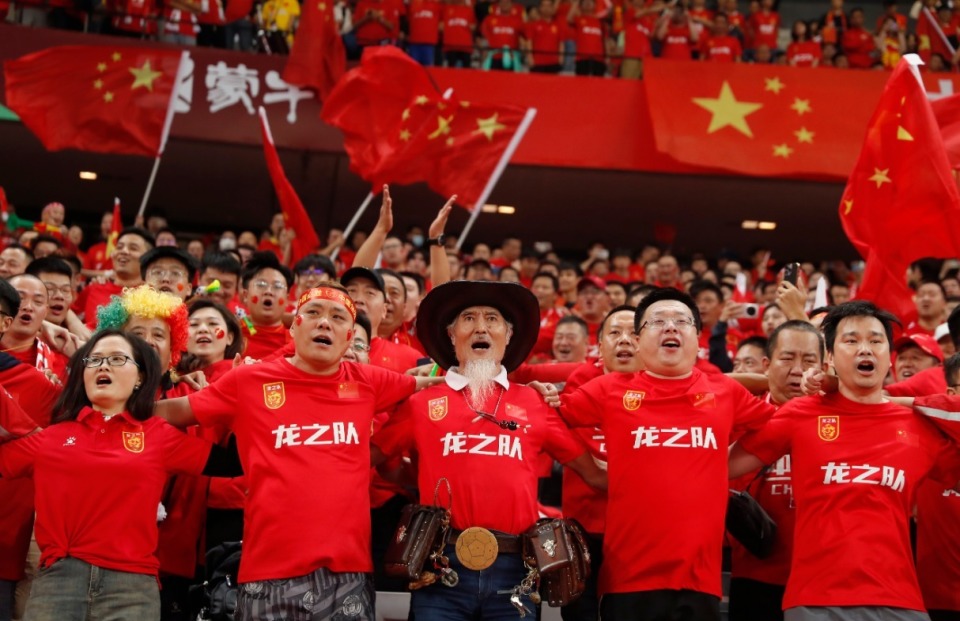 比赛中一幕幕经典瞬间，球迷欢呼雀跃的简单介绍  第2张